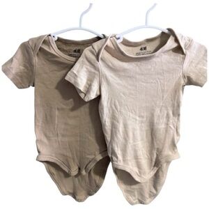 H&M Neutral Short Sleeve Cotton Bodysuit Duo - Beige and Cream (6-9M)